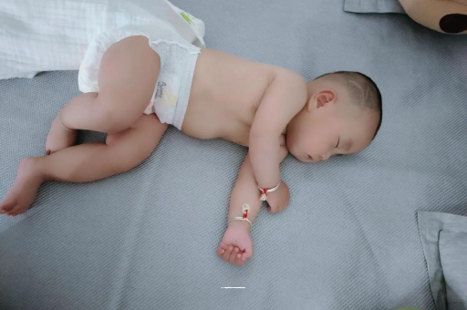 宝应县三个月宝宝抬头不稳